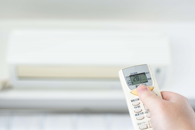 夏のエアコン1時間で何円?リアルな電気代を世帯別で公開|節約ヒントも!