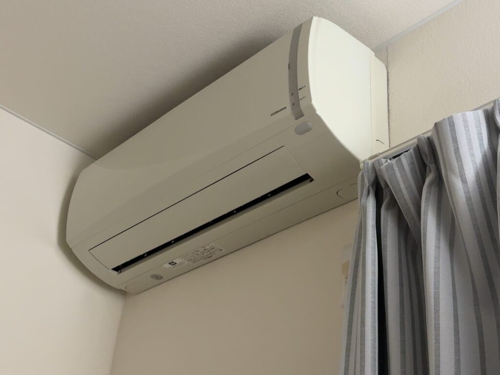 夏のエアコン1時間で何円?リアルな電気代を世帯別で公開|節約ヒントも!